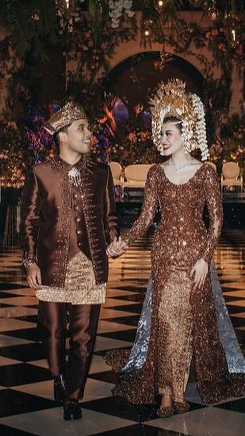 Portrait of Thariq Halilintar and Aaliyah Massaid Visiting the Grave of Adjie Massaid After Marriage