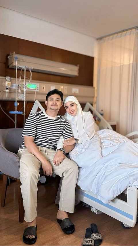 10 Photos of the Moments Before Angga Wijaya's Wife Gives Birth