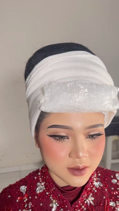 Using Bubble Wrap, A Unique Way for Makeup Artists to Support Bridal Head Accessories to Keep Them Lightweight