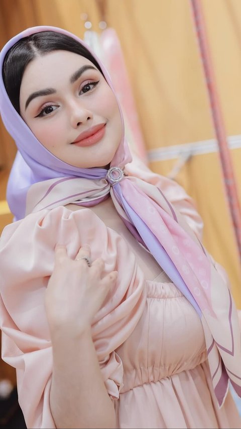 10 Potret Nurah Syahfirah Tampil Pakai Scarf, Pesona Cantiknya Kayak Barbie Banget!