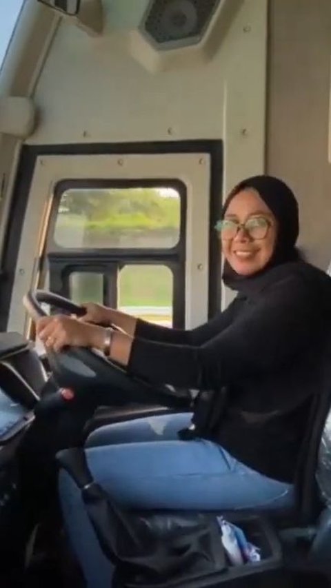 Kenalan dengan Silvia Mahlina Ibu Tiga Anak di Balik Kemudi Bus Jakarta – Padang, Belajar Mengemudi Truk saat SMA