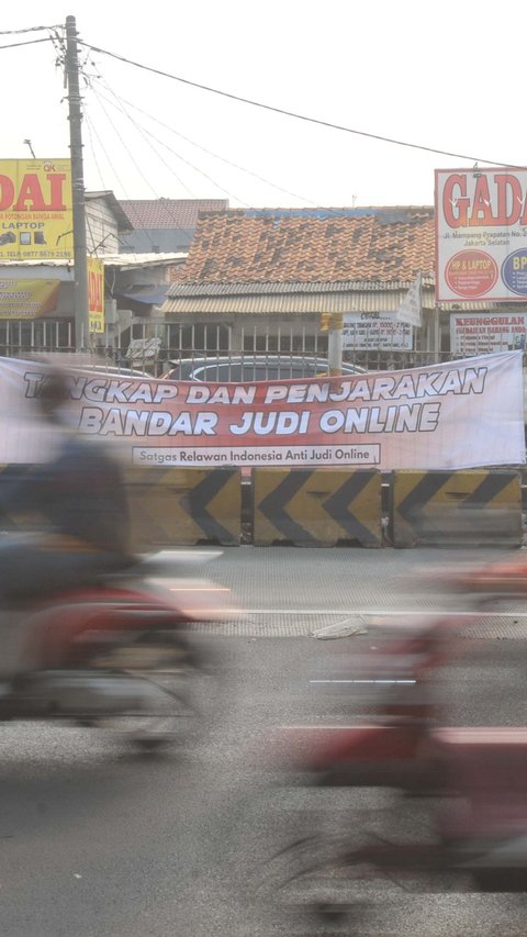 FOTO: Lewat Spanduk, Masyarakat Desak Pemerintah Tangkap dan Penjarakan Bandar Judi Online