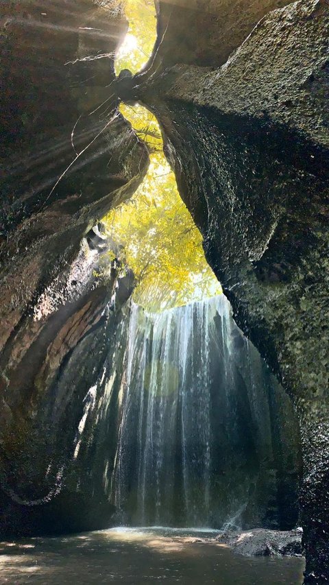 Ada di Lingkungan Pura, Air Terjun Tukad Cepung di Bali Suguhkan Pemandangan Tirai Matahari Indah