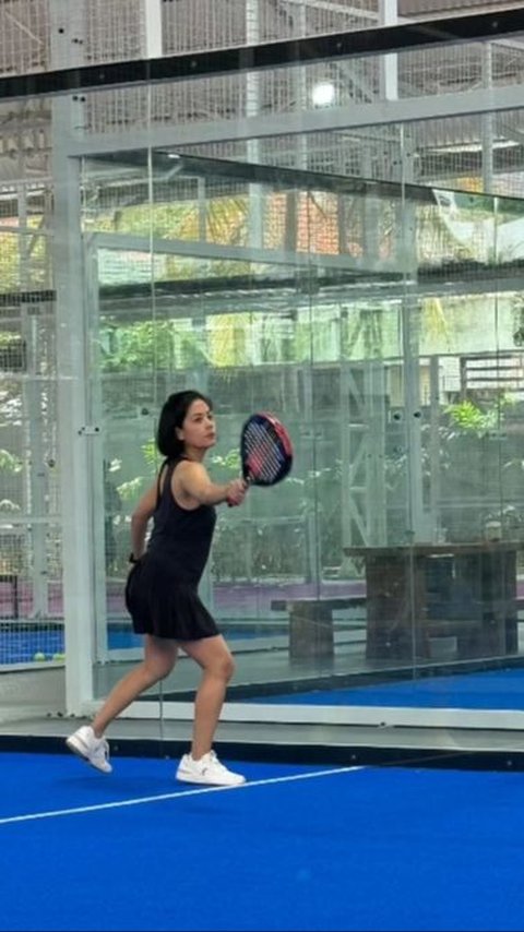 Potret Lulu Tobing yang Kini Getol Latihan Padel, Cantik Paripurna Buat Terpana