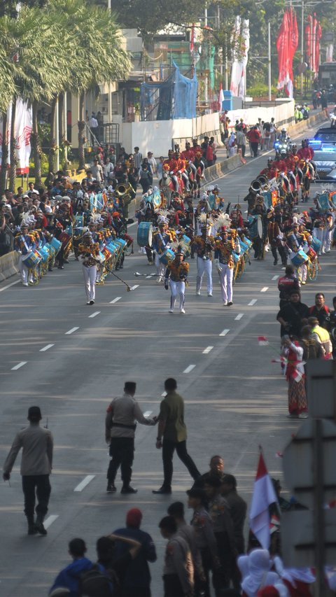 FOTO: Antusiasme Ribuan Warga Saksikan Kirab Bendera Merah Putih dan Naskah Proklamasi Menuju IKN