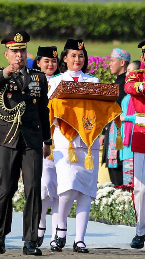 FOTO: Detik-Detik Bendera Merah Putih dan Naskah Proklamasi Tinggalkan Monas Menuju IKN