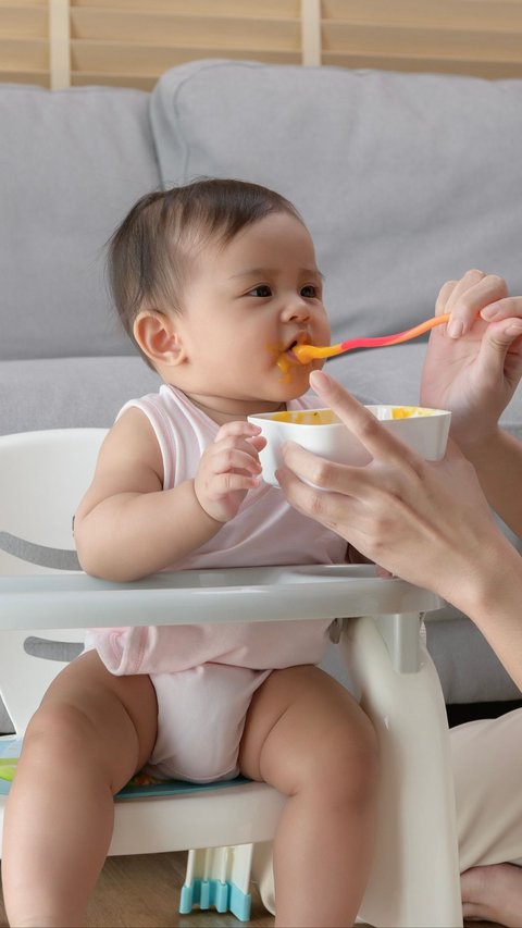 Pediatrician Warns of Risks of Introducing Solid Foods Too Early to Infants