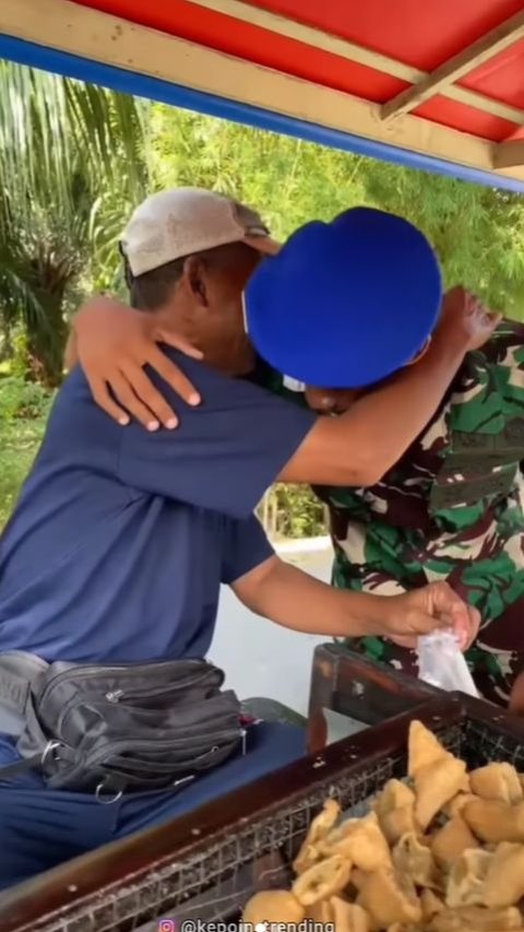 Touching! Moment of TNI Soldier Visiting His Father Who Sells Batagor