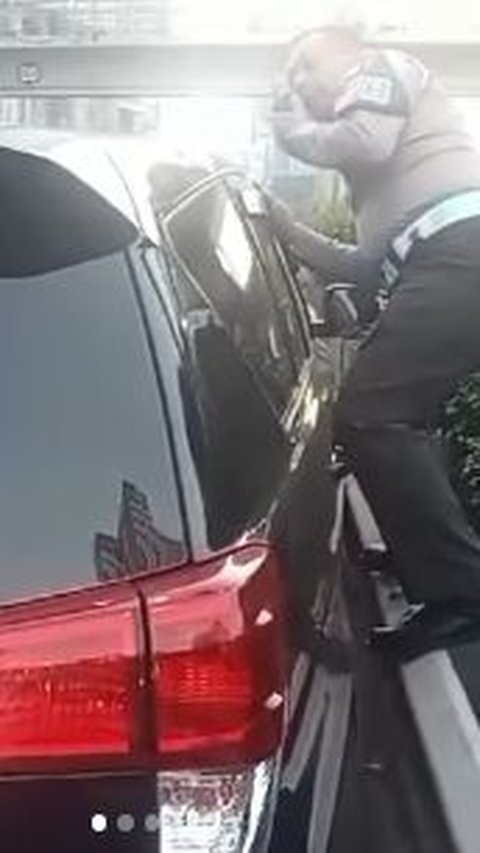 Moments Before Police Shatter the Car Window of a Vehicle that Stopped Suddenly on the Kuningan Toll Road in South Jakarta, Driver Passes Away