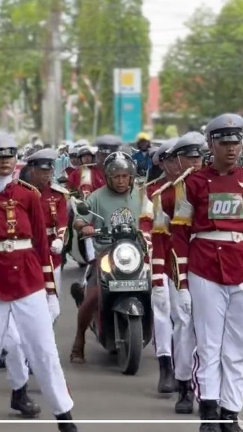 Viral! A Motorcyclist Dares to Break Through the Marching Troops, Ending Up Trapped in the Middle of the Line