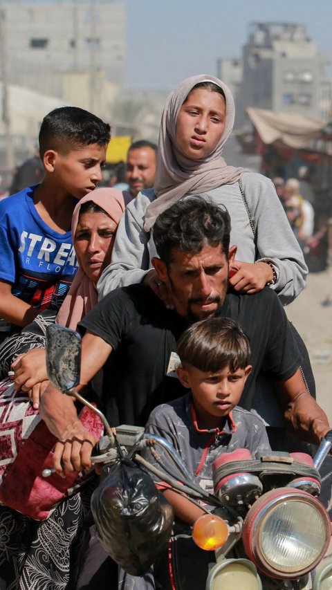 FOTO: Kembali Dipaksa Mengungsi Oleh Israel, Warga Palestina di Gaza Bondong-Bondong Jalan Kaki Tinggalkan Timur Khan Younis Menuju Barat