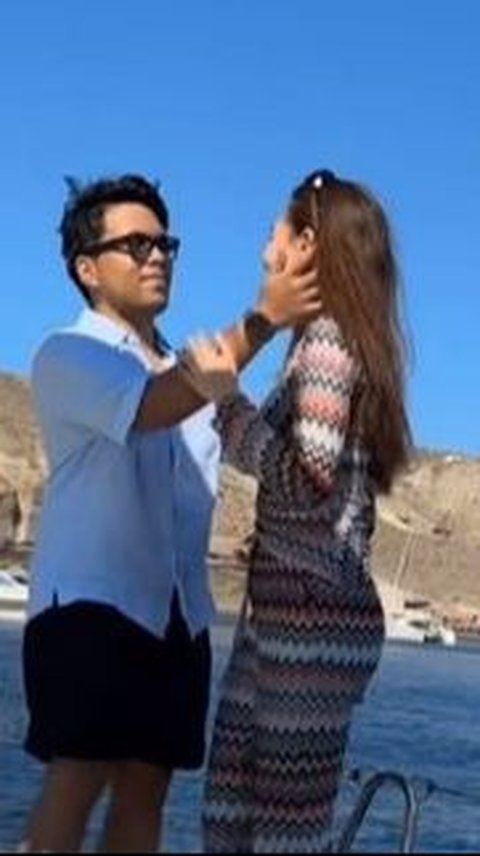 8 Potret Romantis Bulan Madu Aaliyah Massaid dan Thoriq Halilintar di Santorini, Mesra di Atas Kapal hingga Berenang Bareng