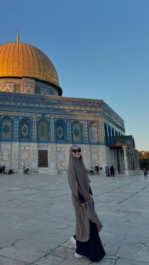 Portrait of Zaskia Mecca Visiting Al-Aqsa Mosque, Gives a Message of Legacy