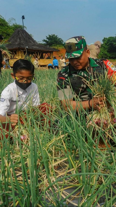 FOTO: Keceriaan Anak-Anak Sekolah Panen Bawang Bersama Anggota TNI di Depok