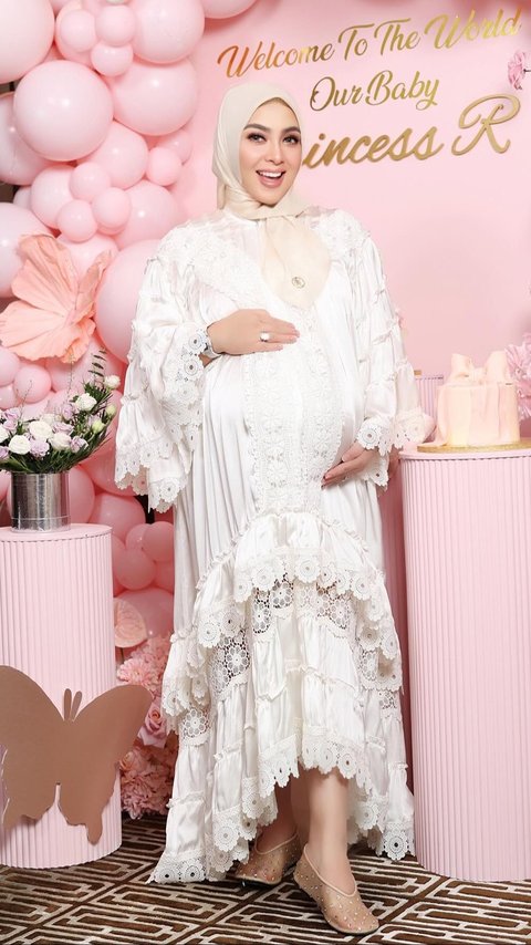 Still Stunning, Syahrini's First Portrait After Giving Birth, Baby R's Beautiful Face Sparks Curiosity