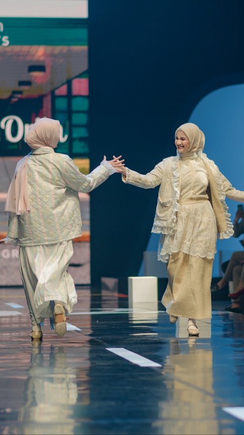 Potret Sabrina Anggraini Melenggang di Runway Mengenakan Busana Hijab, Tampil Satu Panggung Bersama Sang Adik Sama-sama Berparas Cantik