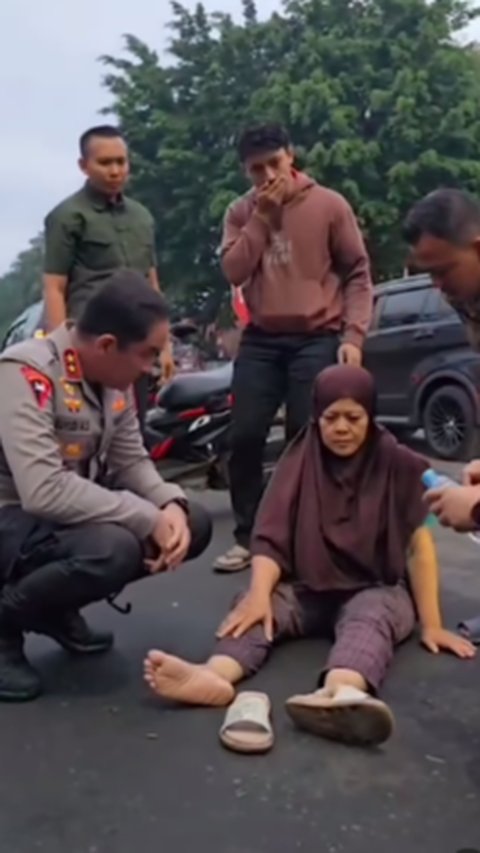 Ibu-Ibu Kecelakaan di Jalan Raya, Tak Sengaja Jenderal Polisi Lewat Langsung Turun dari Mobil Aksinya Disorot