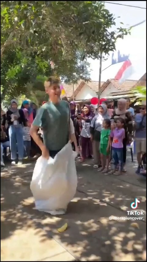 Ikut Semarakkan Hari Kemerdekaan Indonesia, Aksi Bule Ikut Lomba Balap Karung di Bantul Ini Viral