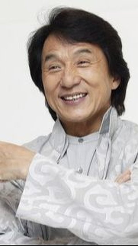 Potret Jackie Chan Menolak Sopan Saat Dipayungi Sekuriti di Bandara Indonesia, Bintang Top Dunia yang Tetap Bersahaja