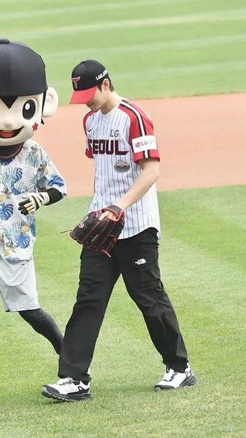 Visual Unreal, Potret Ganteng Cha Eun Woo Lakukan First Pitch di Pertandingan Baseball Langsung Buat Terpana