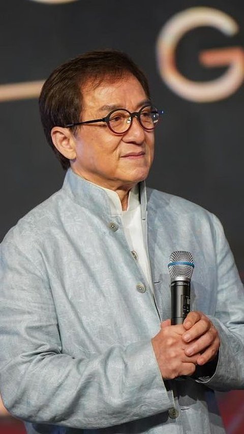 Portrait of Jackie Chan Arriving in Indonesia by Private Jet, Refusing to be Shielded While Smiling