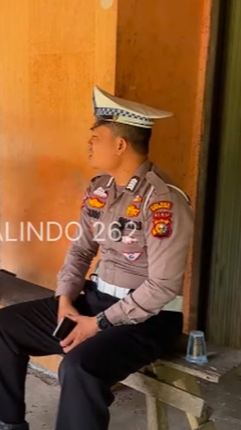 Truk Mogok 5 Hari, Sopirnya Pasrah Sampai Enggak Makan Untung ada Bripka Malindo Bawa Nasi Bungkus