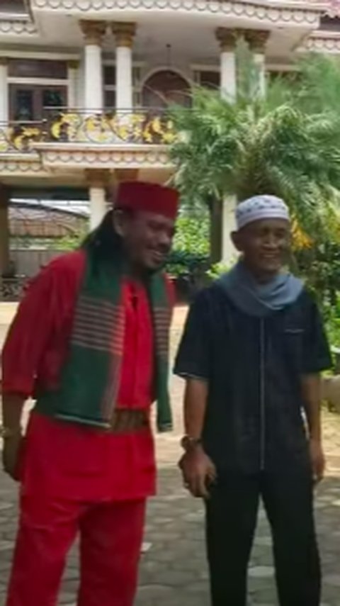 ⁠Tidak Berpendidikan Tinggi, Potret Rumah Mewah dan Luas Haji Kunang Jawara Bekasi