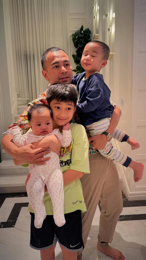 Potret Raffi Ahmad Bersama Rafathar, Rayyanza, dan Baby Lily: Nambah Anak Lagi Ya?