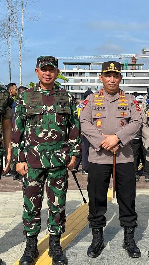 Gagah Panglima Agus-Kapolri Pegang Tongkat Komando, Pose Bareng Mayor TNI Teddy dan Kompol Syarif di IKN