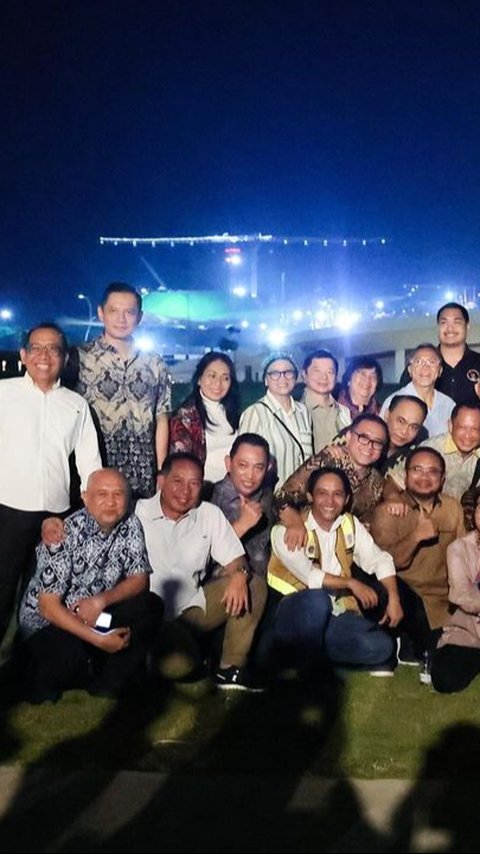 Aksi Keren Panglima TNI Agus Main Gitar & AHY Nyanyi Ditonton Jokowi-Prabowo di IKN