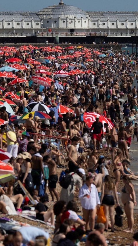 FOTO: Tak Peduli dengan Gelombang Panas, Ribuan Warga Inggris Tetap Asyik Berjemur Padati Tepi Danau dan Pantai