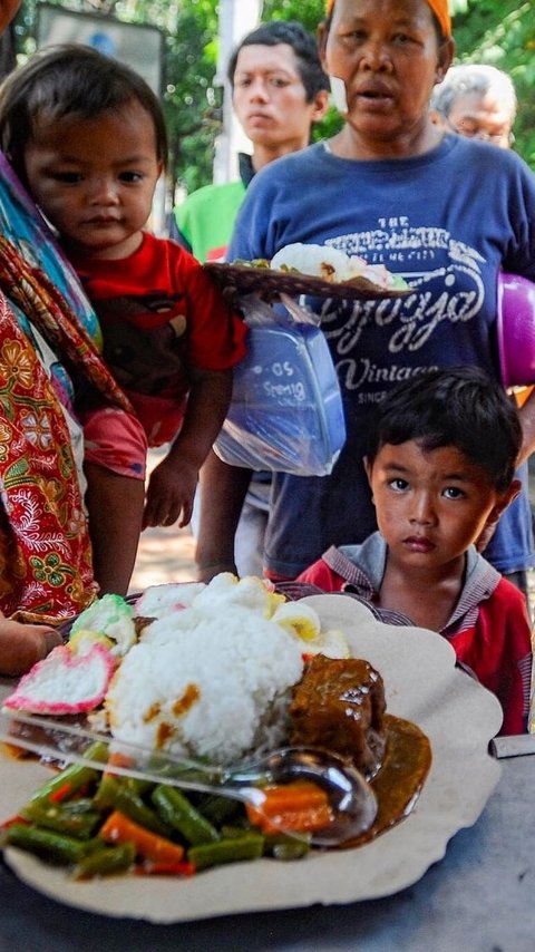 FOTO: Indahnya Berbagi Makan Siang Gratis, 250 Paket Nasi Dibagikan Cuma-Cuma Oleh Alumni SMA di Jati Padang