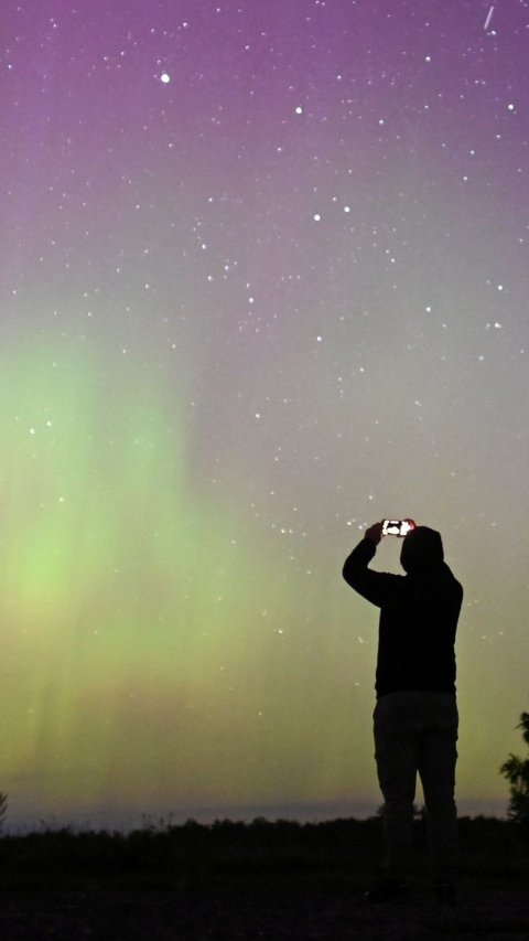 FOTO: Penampakan Dua Fenomena Langka Saat Aurora Borealis dan Hujan Meteor Perseid Menghiasi Langit Rusia