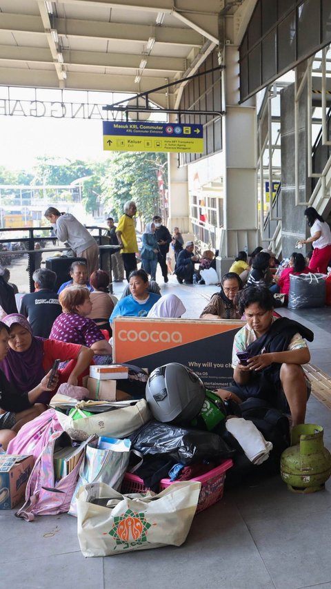 FOTO: Bangunan Rumah Ludes, Puluhan Korban Kebakaran Terpaksa Mengungsi di Stasiun Manggarai