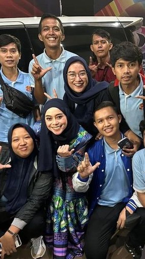 Punya Banyak Fans dari Berbagai Daerah di Indonesia, ini Foto-foto Kedekatan Lesti Kejora dengan Penggemarnya