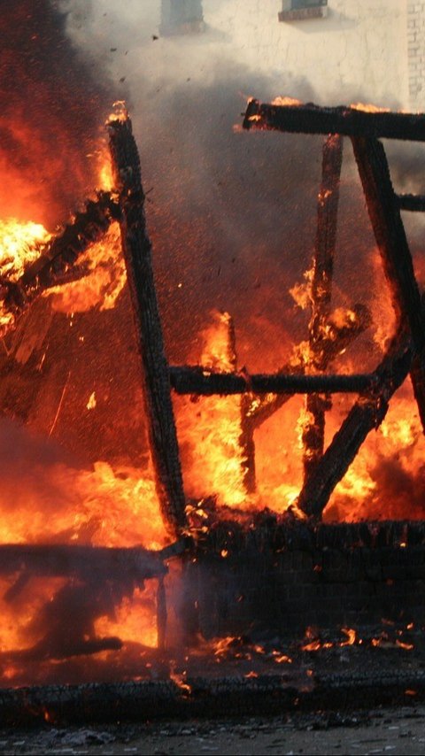 Nyesek Banget, Wanita Ini Dapati Kamarnya yang Hangus Terbakar saat Pulang Bekerja