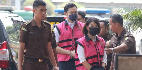 Potret Harvey Moeis Jalani Sidang Perdana Korupsi Timah Tanpa Didampingi Sandra Dewi, Tetap Glowing dan Berambut Klimis