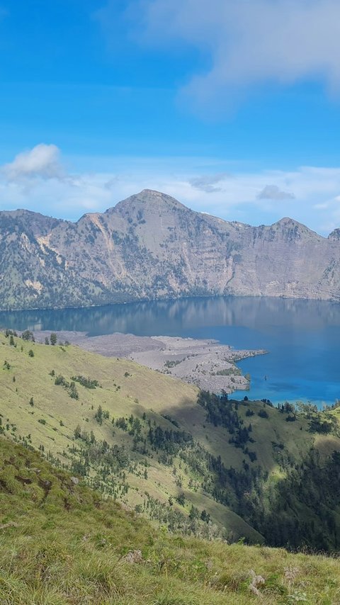 10 Gunung Terindah di Indonesia, Wajib Didaki Minimal Sekali Seumur Hidup