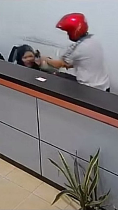 Pria Berkaos Polisi Lalu Lintas Bersenjata Tajam Rampok Agen Bank Pelat Merah di Pekanbaru, Rp72 Juta Raib