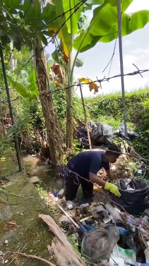 Tak Perlu Tunggu Pandawara, Aksi Pria Turun ke Sungai untuk Bersih-bersih Sampah Ini Viral