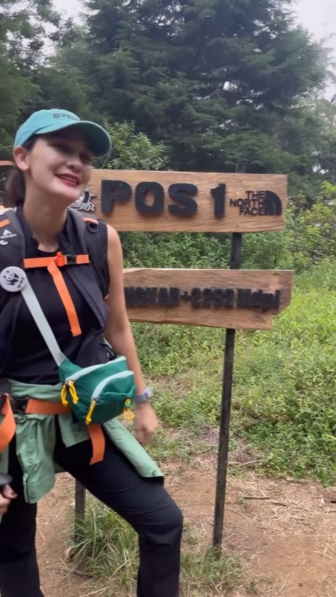 7 Potret Luna Maya Naik Gunung Prau Bareng Bestie, Penampilan Cantiknya Malah Bikin Salfok Netizen