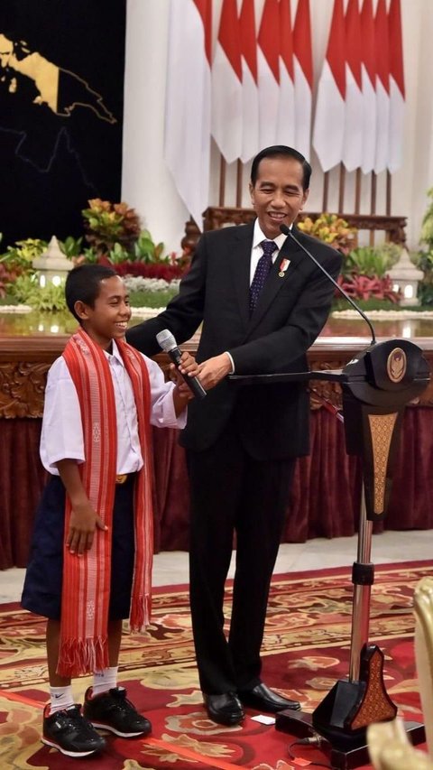 The Story of Joni, the Boy Who Climbed the Flagpole but Did Not Pass the TNI Selection, Here’s What Jokowi Said