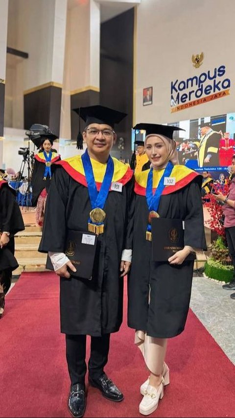 Portrait of Pasha Ungu Graduating with Adelia Wilhelmin, Graduating After Seven Years of College