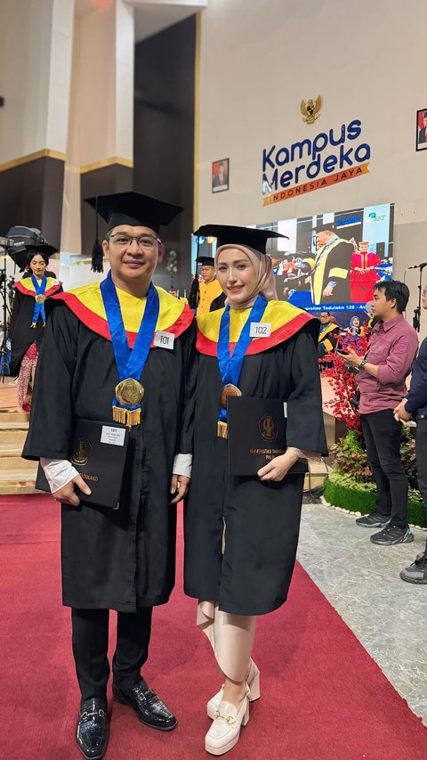 7 Potret Kompak Pasha Ungu dan Adeli di Momen Wisuda, Kini Sama-sama Menyandang Gelar Sarjana Hukum