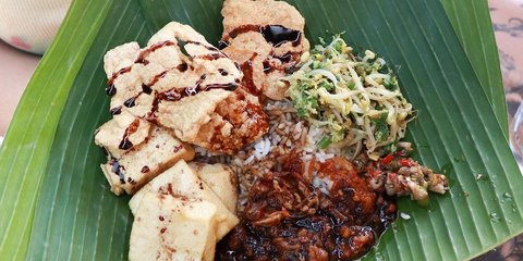 Mencicipi Nasi Tahu Ni Sarti yang Legendaris di Bali, 57 Tahun Konsisten Jualan Hanya Pakai Satu Meja