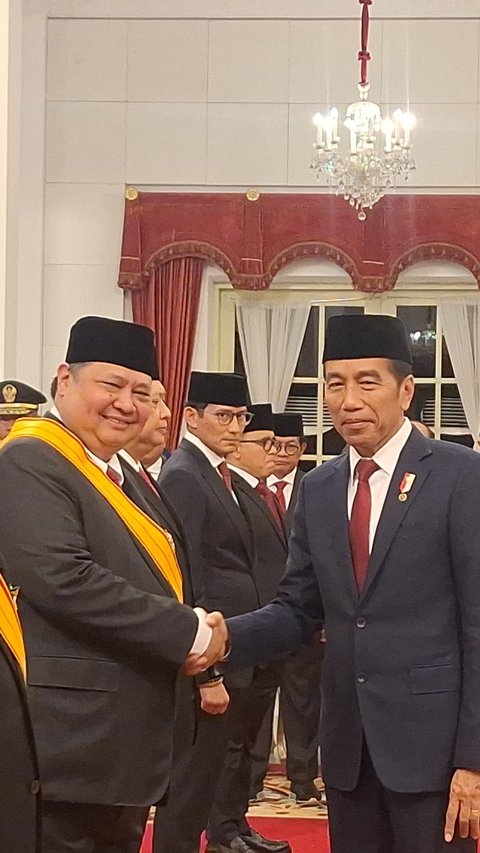 Usai Airlangga Mundur dari Ketum Golkar, Jokowi Anugerahkan Tanda Kehormatan