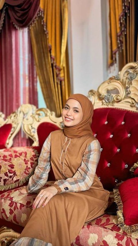 Potret Cantik Putri Isnari Tampil Mengenakan Busana Hijab, Kini jadi Menantu 'Crazy Rich' Kalimantan