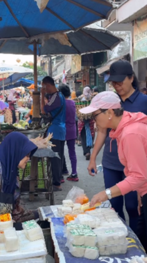 Momen Menlu Retno Marsudi Santuy dan Cuek Belanja ke Pasar, di Jalan Mendadak Disetop Pasangan Prewed