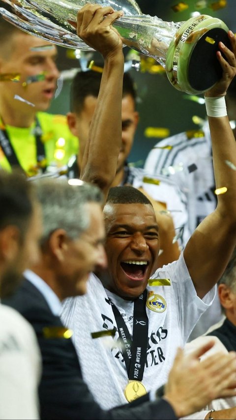 FOTO: Debut Gemilang Kylian Mbappe di Real Madrid Sukses Cetak Gol dan Angkat Trofi Juara Piala Super Eropa 2024