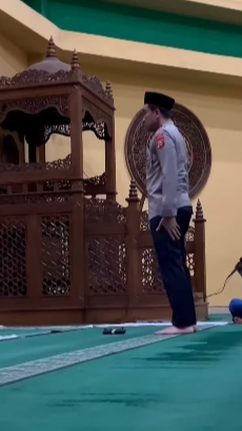 Momen Jenderal Bintang Dua Polri Salat Subuh di Masjid Berseragam Lengkap Banjir Sorotan